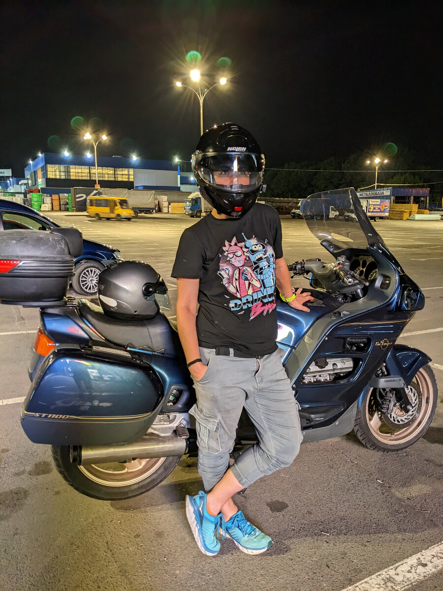 Я на фоне Европы 😍 Чутка, конечно, тяжеловат, но Хонда - есть Хонда 💚