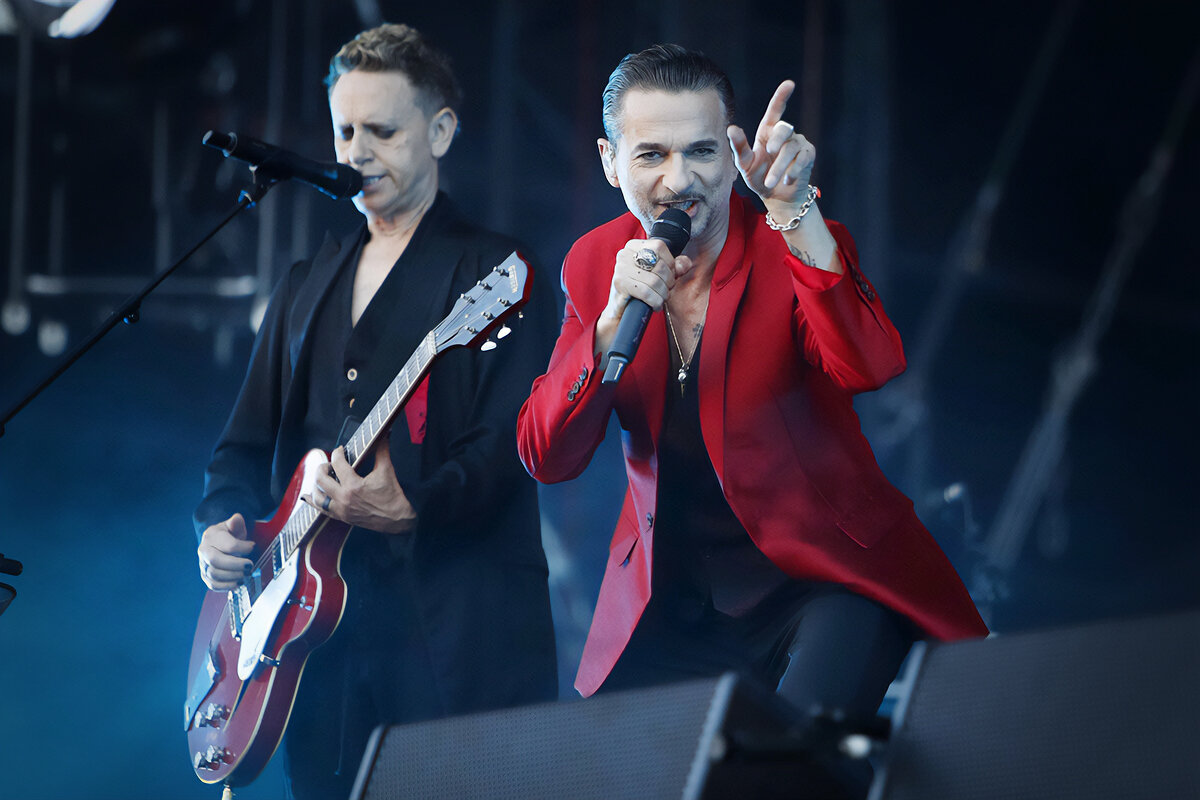 Depeche Mode — британский музыкальный коллектив, представляющий электронную музыку и образовавшийся в 1980 году в городе Базилдон (графство Эссекс). Группа создала собственный узнаваемый стиль, совмещая поджанры электронной и рок-музыки, и стала одной из наиболее успешных групп мира. 