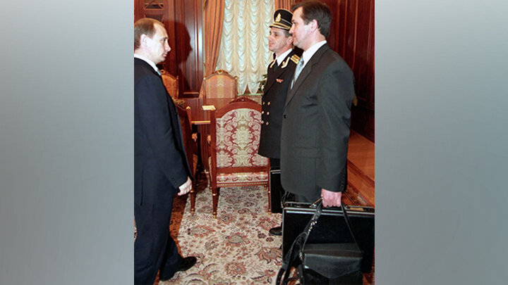 ПУТИНУ ПЕРЕДАЮТ ЯДЕРНЫЙ ЧЕМОДАНЧИК В КРЕМЛЕ, 1999 ГОД. ФОТО: KREMLIN.RU