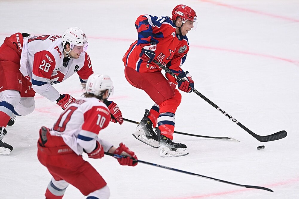    Игроки "Локомотива" (в светлом) с соперниками из ЦСКА пока справляются. / РИА Новости