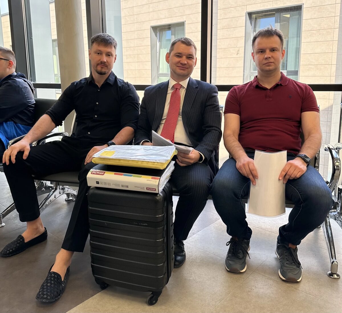 Это мы на суде с чемоданом документов