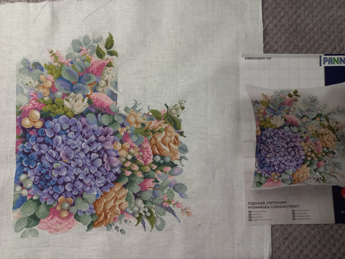Фрагмент вышивки и обложка набора "Подушка. Гортензия" от фирмы Panna