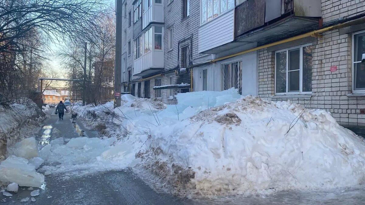     Ледяная глыба рухнула с балконов жилого дома в Нижнем Новгороде. По словам горожан, она едва не задела мимо проходящих людей. После случившегося в отношении ДУКа Приокского района началась проверка. Об этом сообщили в ГЖИ региона.
