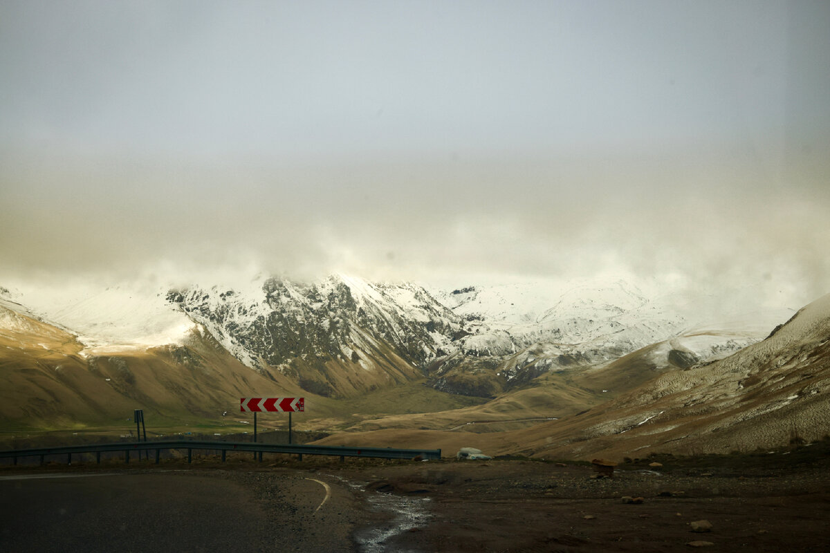 Один из поворотов данной дороги. Где-то за дорогой лежал чей-то бампер.