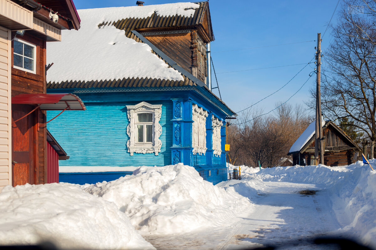 Недоступная деревня или Промах ленивого краеведа. Дом с Жар-Птицей,  пушистый страж и поиск резьбы | Света Шуга | Дзен