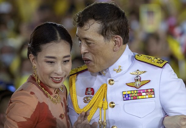    Король Маха со старшей дочерью — принцессой Баджракитиябхой. Фото: Wason Wanichakorn / AP