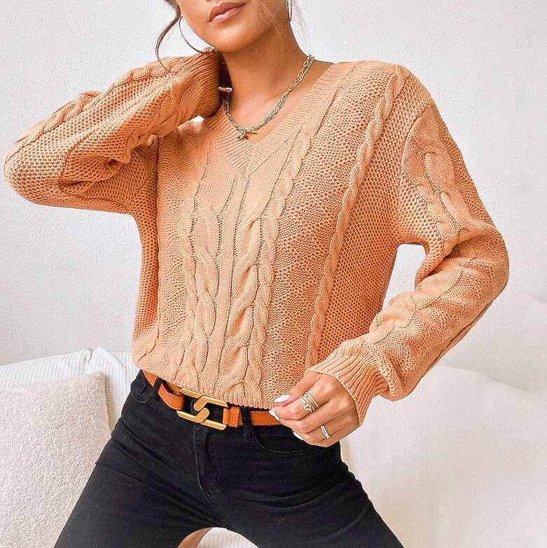 Персиковый пуловер с комбинацией узоров