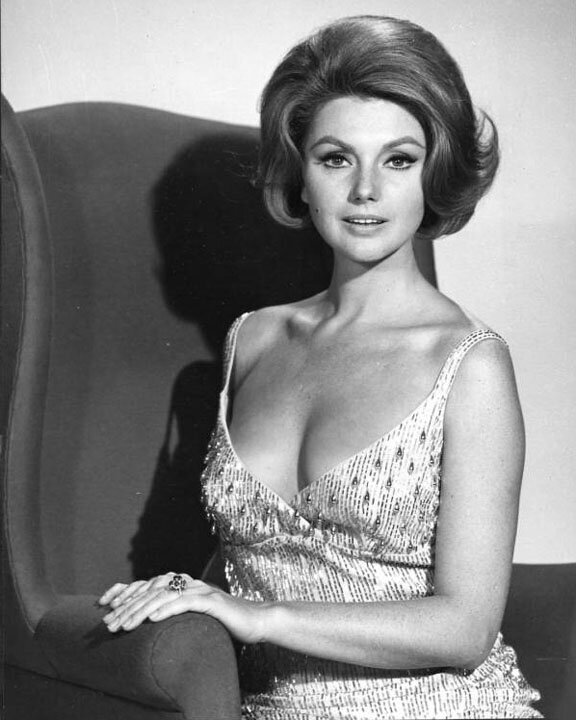 "Бог создал женщин красивыми, чтобы их могли любить мужчины, и — глупыми, чтобы они могли любить мужчин".-5