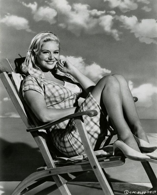 "Бог создал женщин красивыми, чтобы их могли любить мужчины, и — глупыми, чтобы они могли любить мужчин".-8