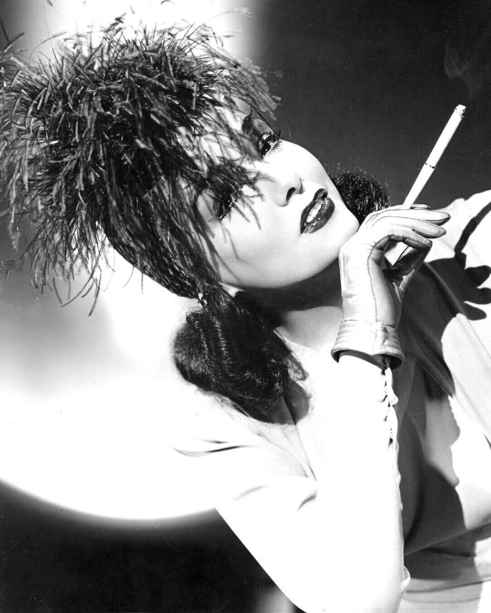 "Бог создал женщин красивыми, чтобы их могли любить мужчины, и — глупыми, чтобы они могли любить мужчин".-10