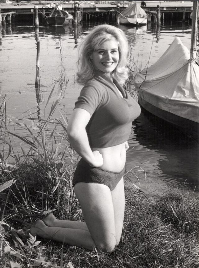 "Бог создал женщин красивыми, чтобы их могли любить мужчины, и — глупыми, чтобы они могли любить мужчин".-9