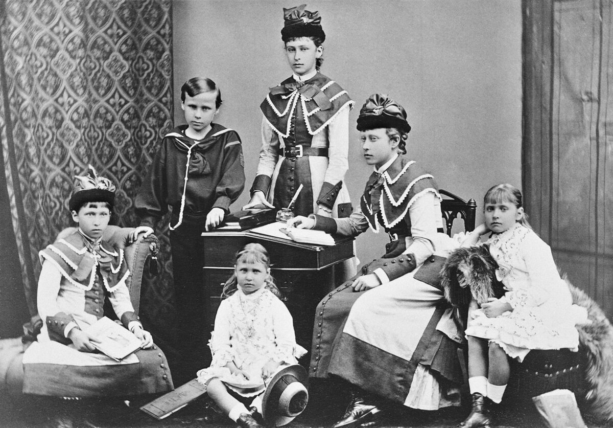 Гессенские дети в июле 1878 года. Слева направо: принцесса Ирена, сидит; принц Эрнест Людвиг в матросском костюме, стоит; принцесса Мария, сидит; принцесса Елизавета, стоит за письменным столом; принцесса Виктория, сидит за письменным столом; принцесса Аликс (будущая российская императрица Александра Фёдоровна и супруга Николая II), сидит.