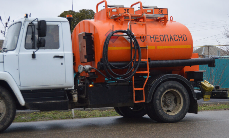 Фото автора. Март 2024. Топливозаправщик всегда готов заполнить баки тракторов и комбайнов.