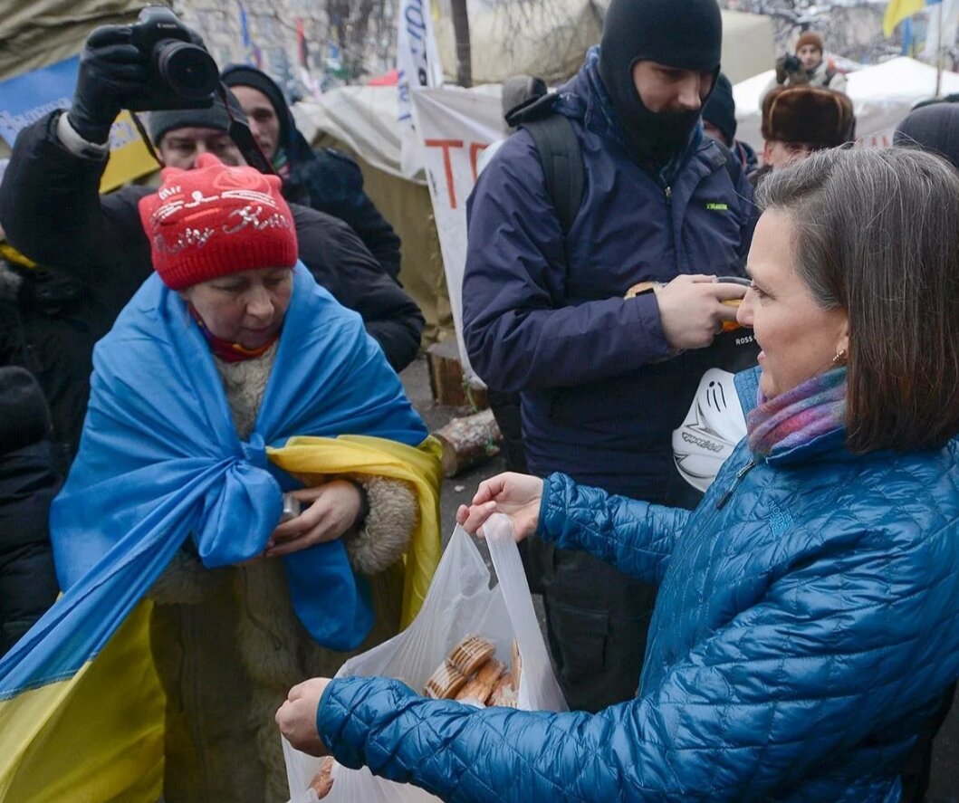 В.Нуланд раздает на майдане печеньки.