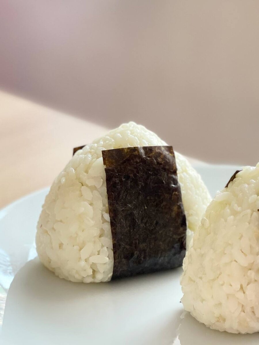 Самгак-кимпаб (или онигири) с тунцом (конс), майонезом и чуккой.