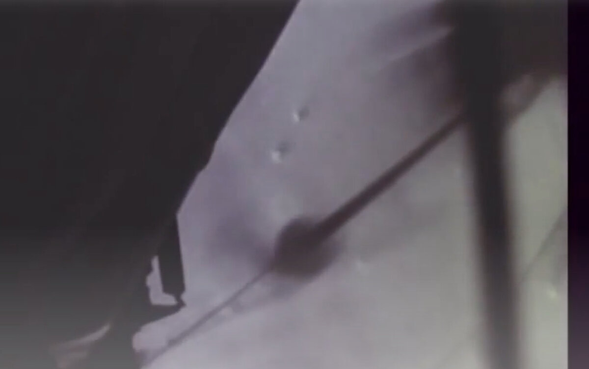 На видео, которое выдаётся за прилунение аппарата Аполлон-11 мы не видим камней, вылетающих из под сопла двигателя.