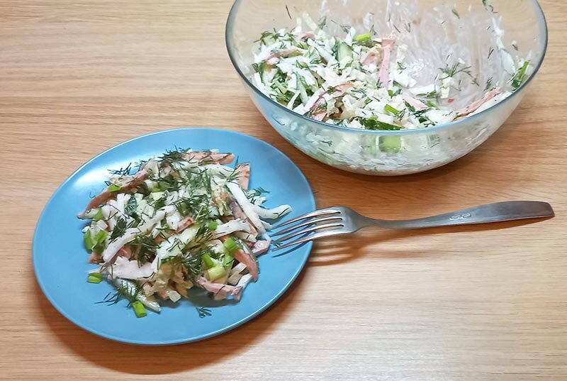 Салат с жареной колбасой