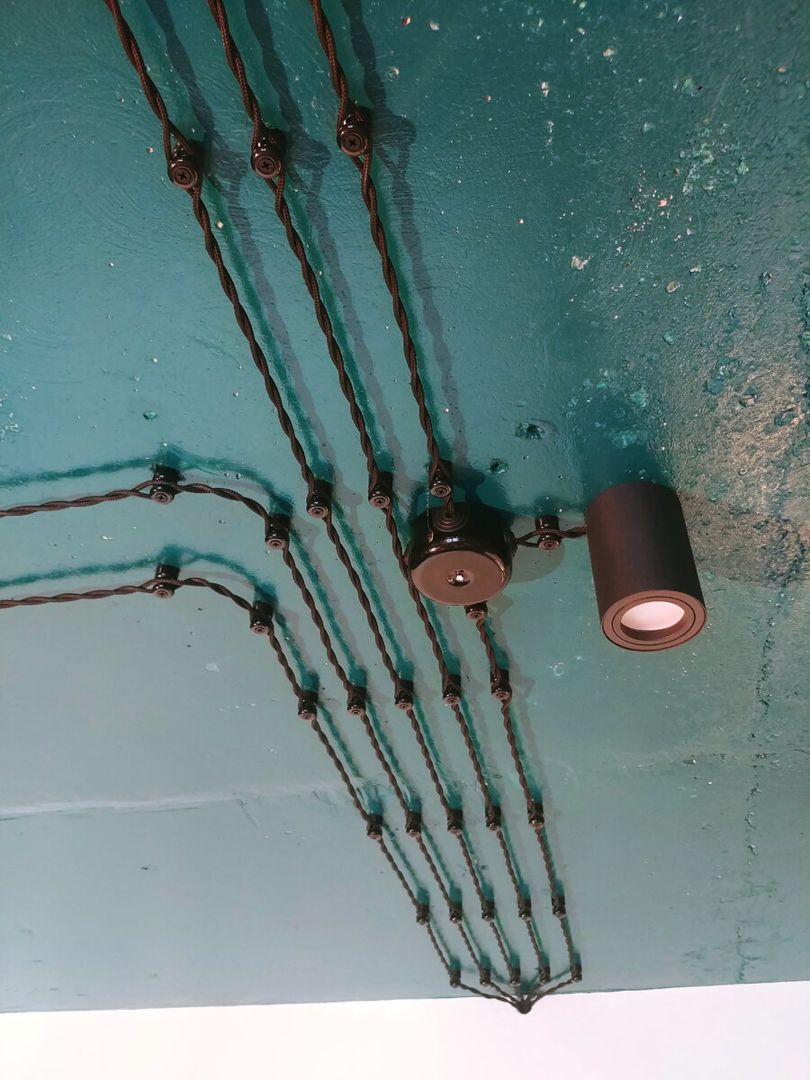 Витые провода на окрашенном бетоне