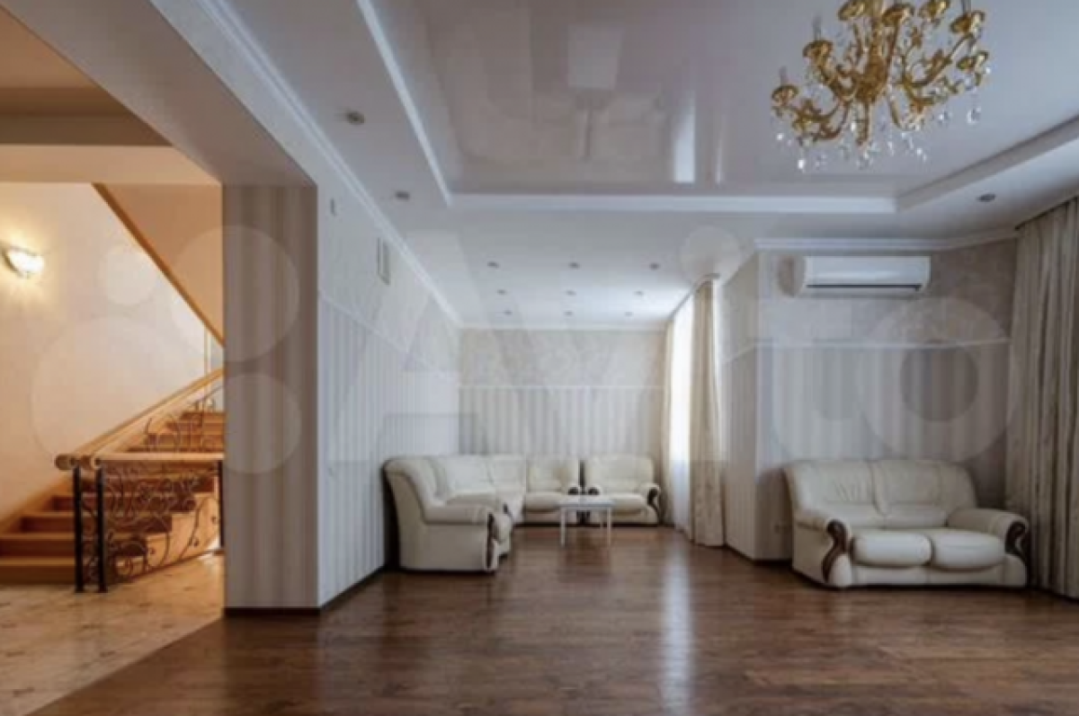    В Томске продают коттедж с хамамом и бассейном за 70 млн рублей