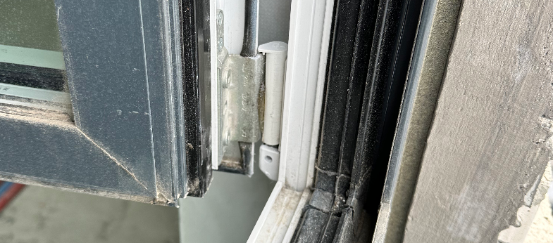 В алюминиевых системах размер притвора, нахлеста створки на коробку значительно меньше чем у ПВХ окнах. 