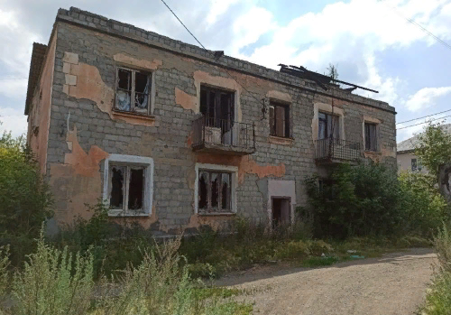 Это в четыре раза больше, чем собственнице предлагали чиновники. Сталинку на Ломоносова, 6 в поселке Белоярский Свердловской области в январе 2017 года признали аварийной.
