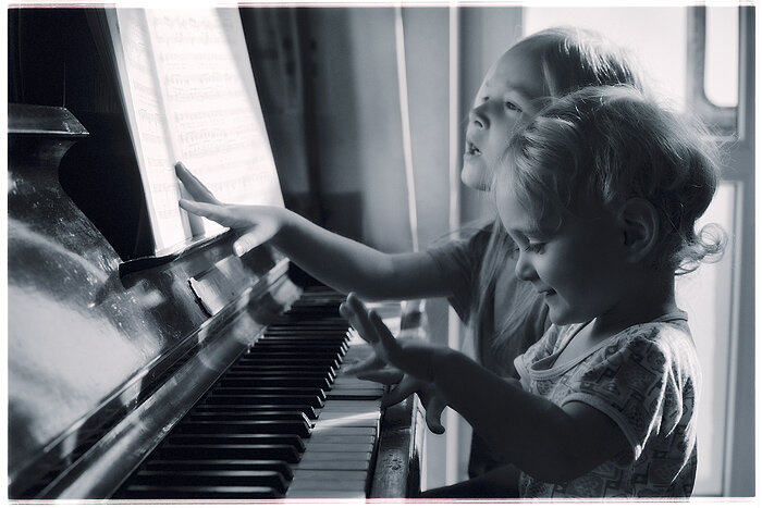 За пианино можно было сыграть и в четыре руки, пока никто не видит. 
Сами потом услышат и прибегут! 