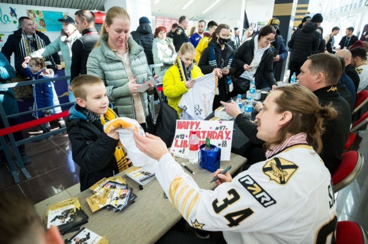    Несмотря на неудачное выступление, игроков "Адмирала" в Приморье любят..