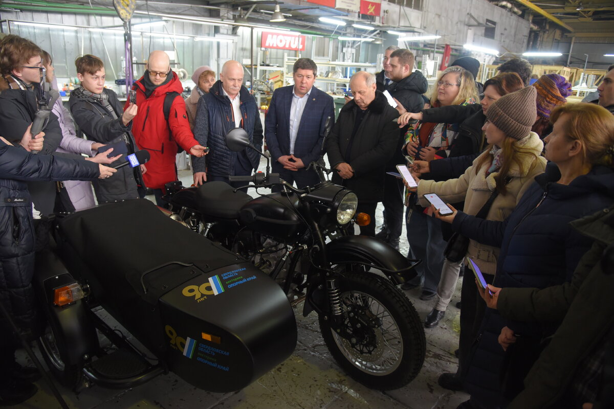 Глава Ирбита Николай Юдин и исполнительный директор завода Владимир Курмачев презентуют  мотоцикл, который уже в апреле сможет получить в подарок один из участников викторины "ОПОРНЫЙ КРАЙ" 