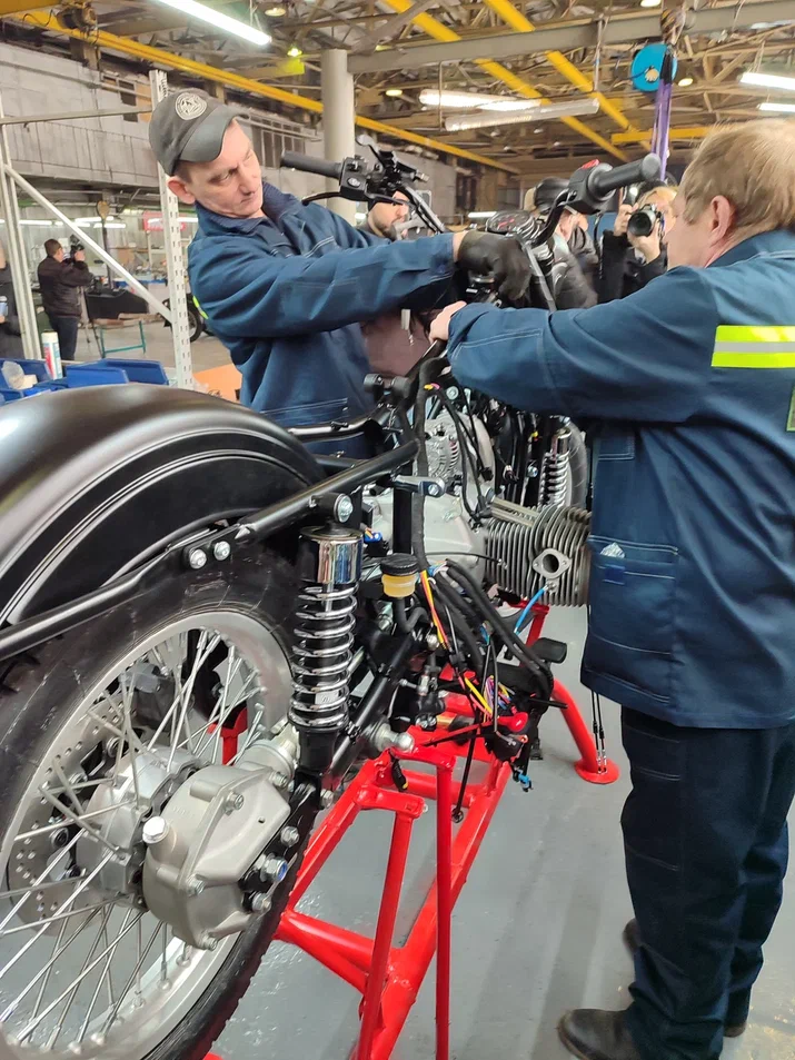 Идет сборка одного из мотоциклов