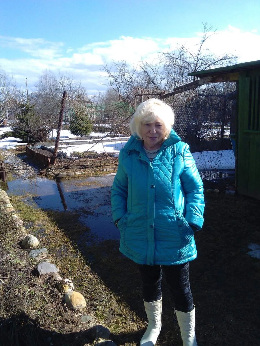 Фото сделано 12.04.2016 во время открытия "дачного сезона". Ровно через 7 лет 12.04.2023 мамы не станет. Такое вот нелепое совпадение. Ирония судьбы. 