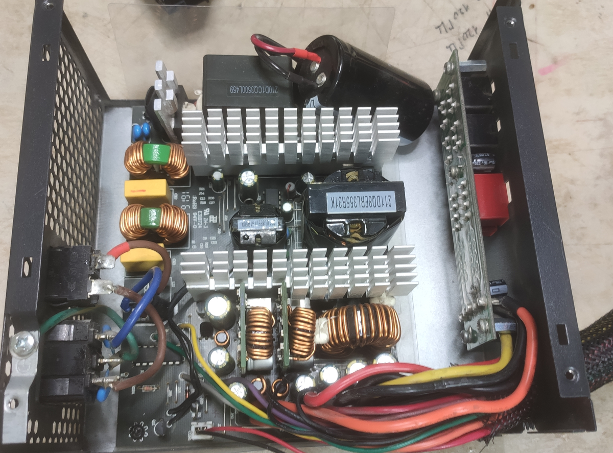 вроде и места много, а конденсатор засунуть некуда