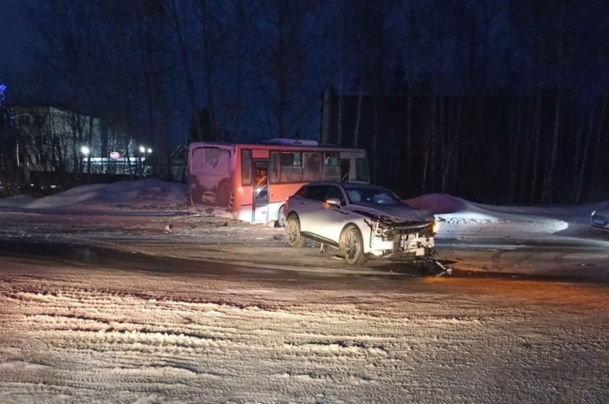    В Томске произошло столкновение автобуса и легковушки
