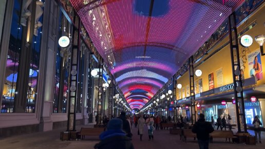 Предлагаю прогуляться по вечерней ул. Вайнера в Екатеринбурге и насладиться интерактивной илюминацией. Местный Арбат