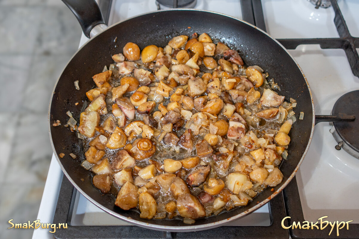 Жульен с грибами на сковороде со сливками, сметаной и сыром без курицы: рецепт с фото | Меню недели