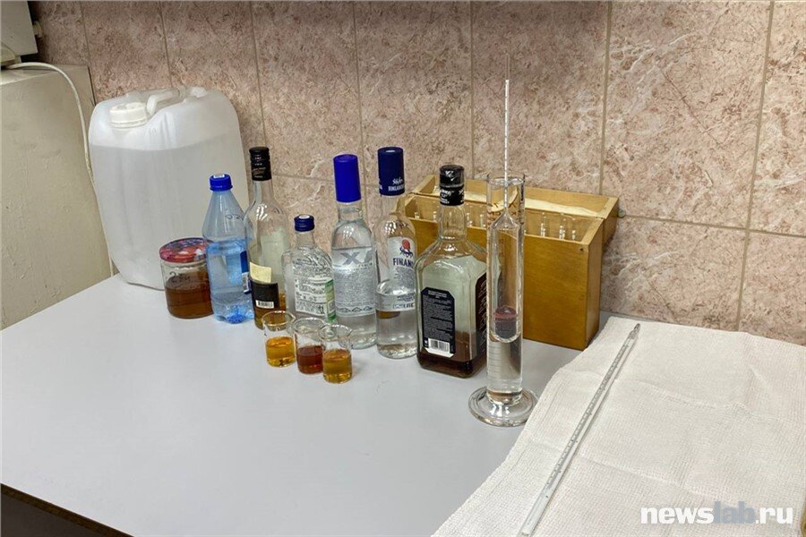 Такие жидкости привозят в отдел на исследования 