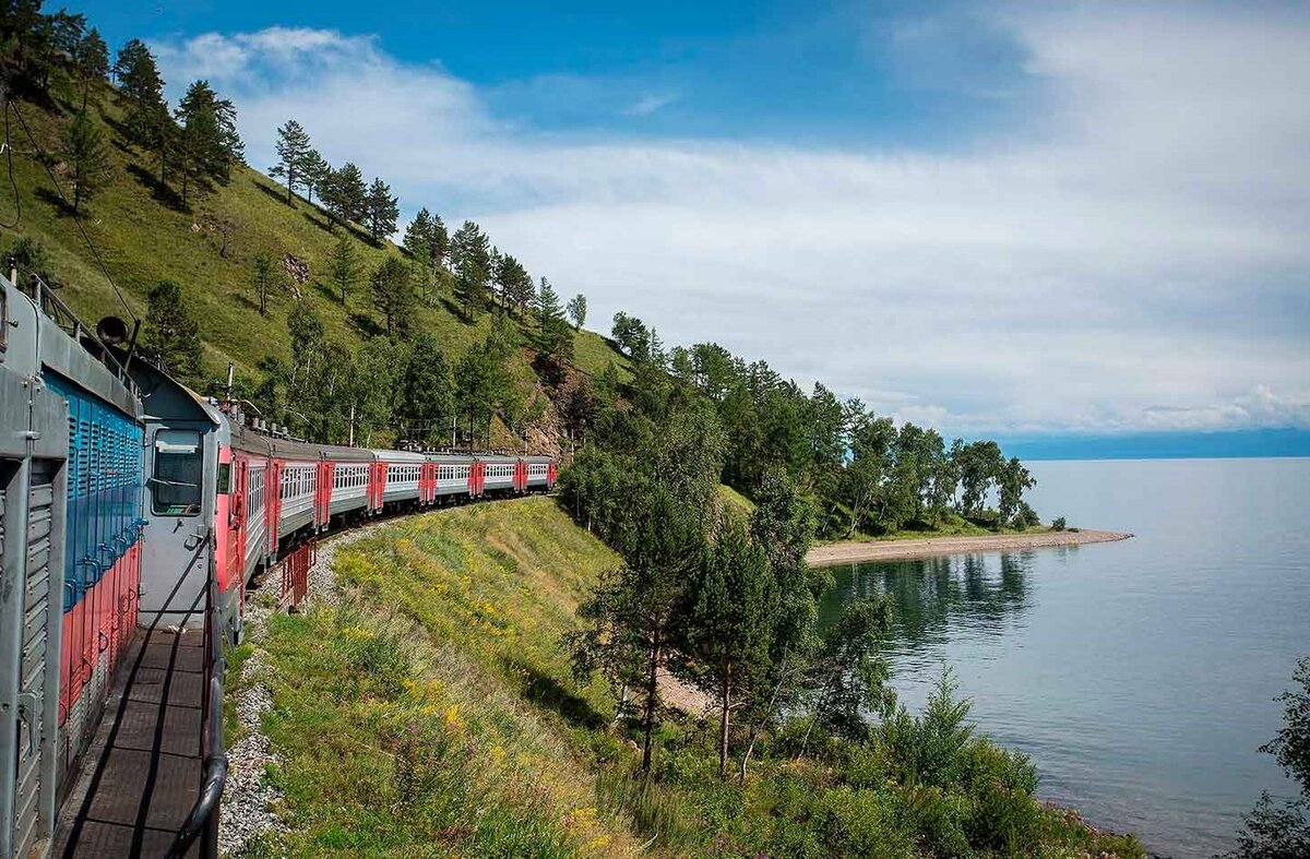 Озеро Байкал - самое глубокое озеро на планете, крупнейший природный резервуар пресной воды