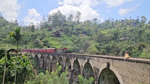 Проход поезда по Девятиарочному мосту на Шри-Ланке