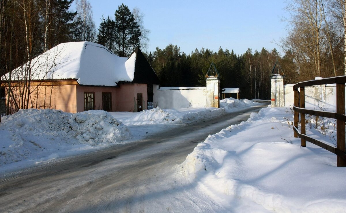 Бывший КПП воинской части. Фото автора.