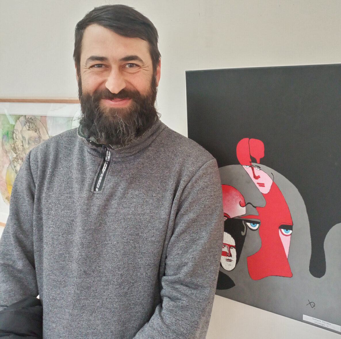 Эдуард Хавцев со своими работами. Фото автора.