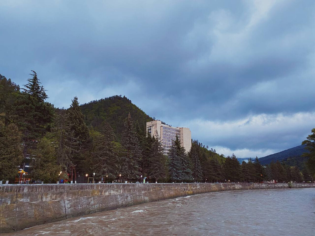 В черте города смешались грузинский одноэтажный городской ландшафт и здания советского конструктивизма