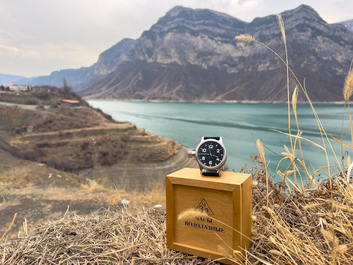 Часы из стали диаметром 46 мм в фирменной деревянной коробке