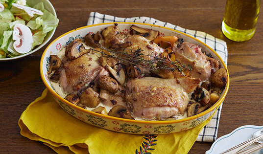 Куриные бёдрышки с грибами в сливочном соусе 🍗 - рецепт с фотографиями - Patee. Рецепты