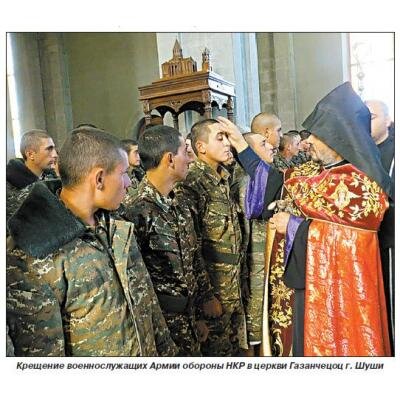 В ЭТИ ДНИ БАКИНСКИЕ ВАРВАРЫ УНИЧТОЖАЮТ ОБРАЗ ПЛОЩАДИ ВОЗРОЖДЕНИЯ – центральной площади Степанакерта, где, собственно, и началось Карабахское национально-освободительное движение – всенародные митинги за свободу и независимость, за сохранение идентичности и физического существования маленького древнего христианского армянского края. Прямо сейчас на площади, символизирующей веру и общечеловеческие чаяния народа Арцаха, азербайджанские вандалы разрушают здания Национального собрания НКР и Союза азатамартиков (воинов-освободителей).