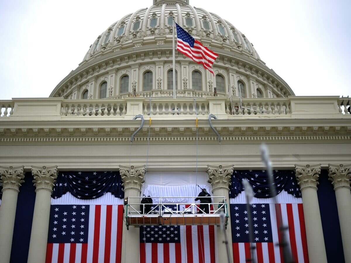    Флаги США на здании Капитолия в Вашингтоне© AFP / Jewel Samad