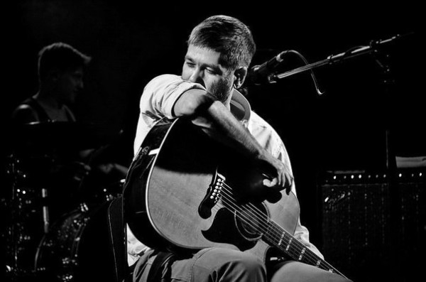 АВ: с гитарой