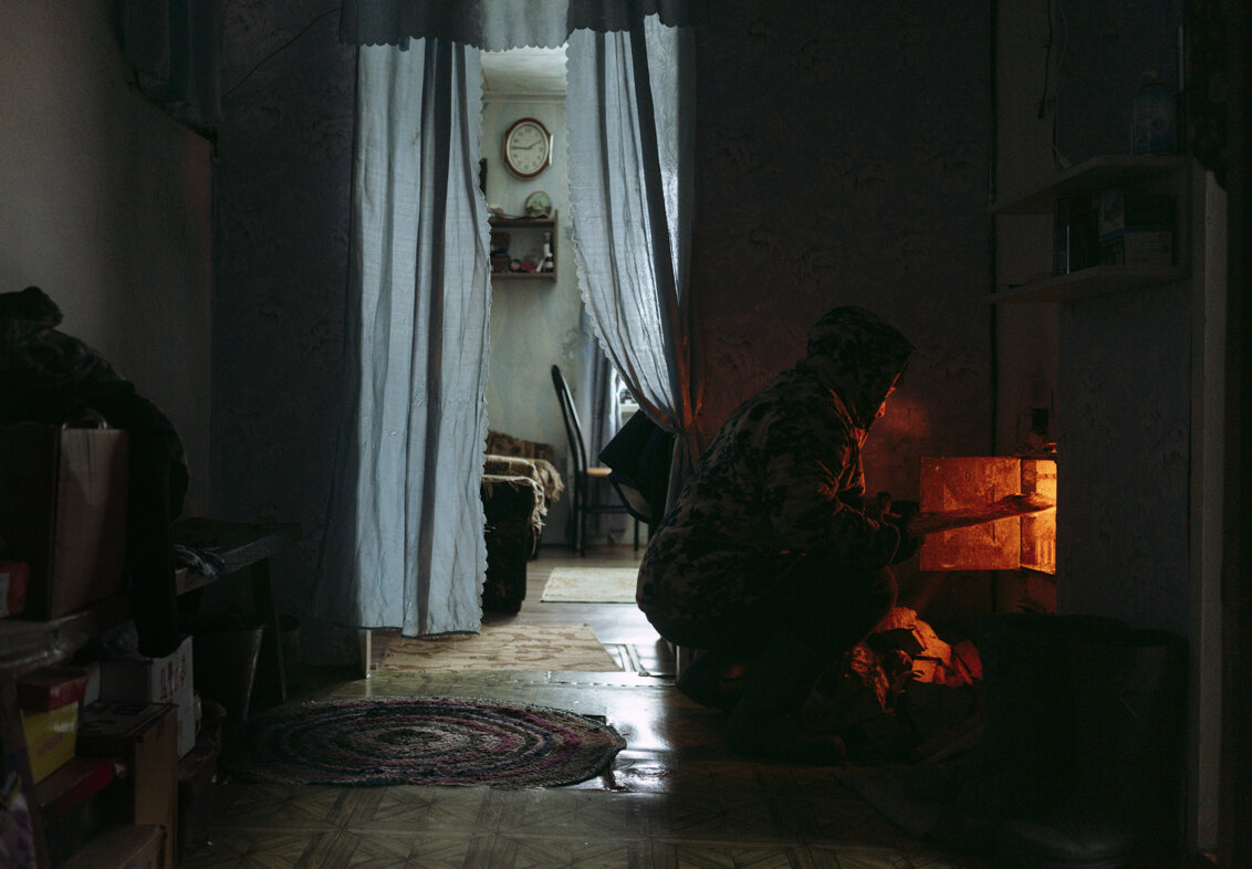 Венера топит печку дома Фото: Анастасия Шумихина для ТД