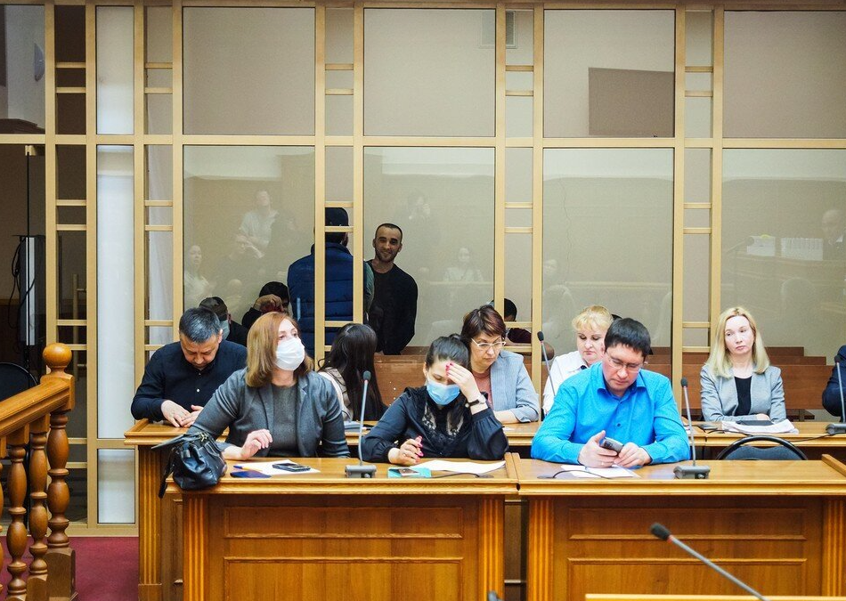 На суде смеются, ни капли раскаяния: в Челябинске проходит суд бандой ...