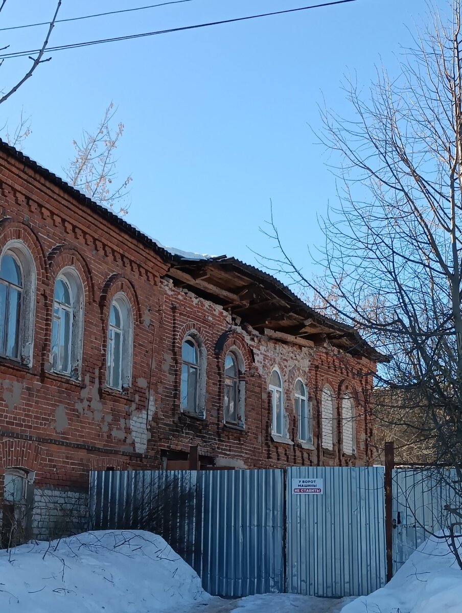 В Кимрах рухнула крыша у аварийного дома Рыбкиных - памятника архитектуры |  ТИА | Новости Твери и Тверской области | Дзен