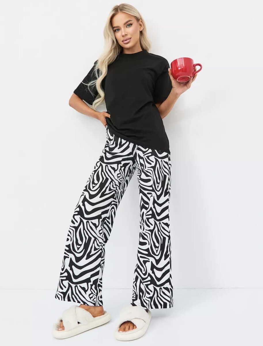 Красивый женский домашний костюм двойка из хлопка. Черная оверсайз футболка с брюками клеш с принтом жираф в пижамном стиле. Современные лекала и качественный пошив придадут модный, легкий, уютный, нарядный, яркий и молодежный образ, Отличный вариант для дома. Мягкий на ощупь трикотажный материал позволит чувствовать всех женщин и девушек в нем комфортно и уютно. Штаны кюлоты и футболка оверсайз сшиты из качественной ткани в составе которой натуральный 100% хлопок. Брюки на широкой, мягкой резинке, подойдет для беременных. Домашний костюм женский футболка и штаны клеш благодаря своей свободной посадке он обеспечивает свободу движений и позволяет вам чувствовать себя максимально комфортно в любых обстоятельствах.