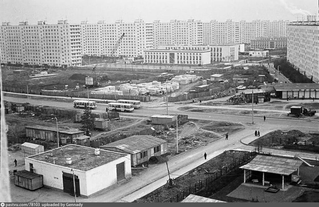 Начало строительства магазина "Прага", 1976. Вид со стороны Варшавского шоссе. Автор фото: В. Косарев. С сайта www.pastvu.com.